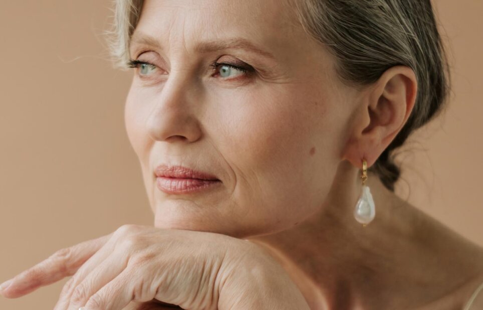 Femme au visage serein, soin anti-âge Bloomea